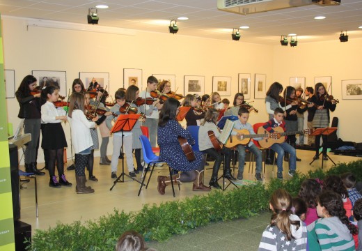 Máis de 200 veciños e veciñas disfrutaron das actuacións dos rapaces e rapazas no Concerto de Nadal da Aula de Música de Oroso